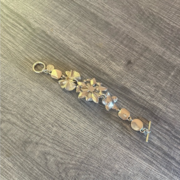 White House Black Market Gem Bow & Flower Silver Tone Bracelet BNWOT - Picture 3 of 3